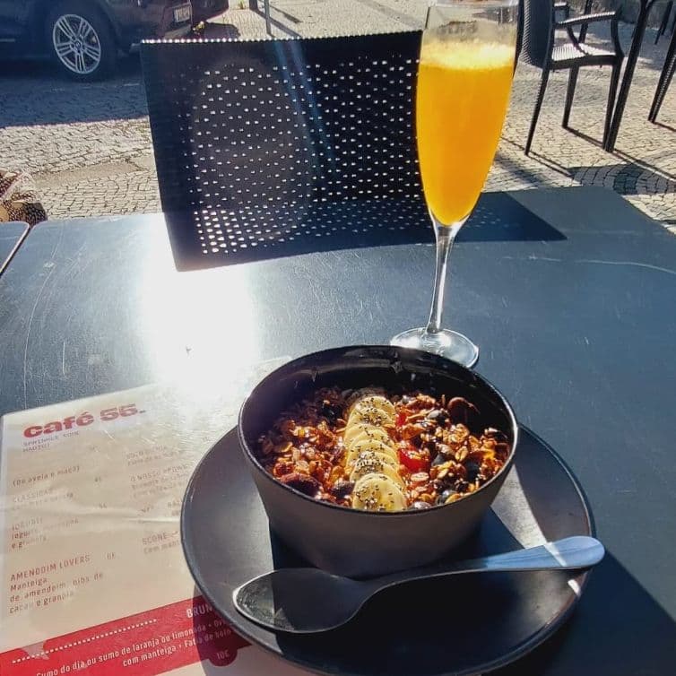 Granola caseira com banana e mimosa na esplanada, com o menu do café 55