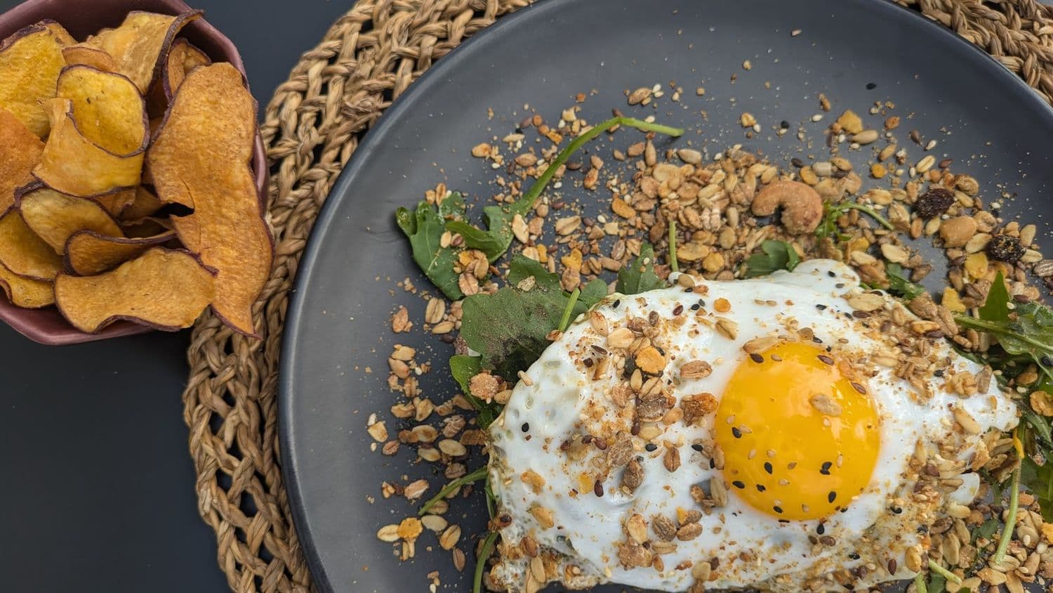 Ovo com crosta de granola e sementes, com batata doce frita