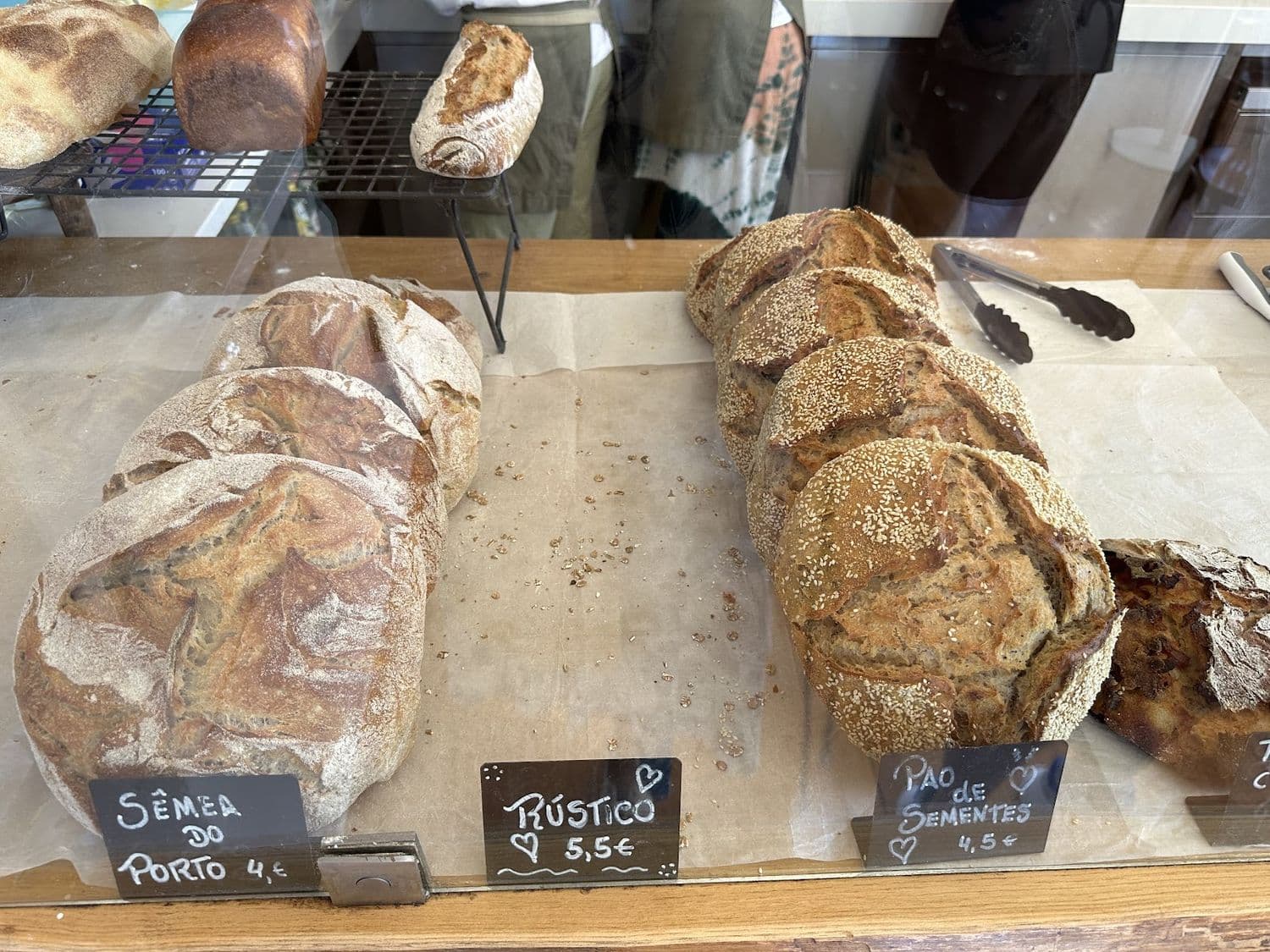 Balcão de pães de massa mãe do café 55 com placas de giz — Sêmea do Porto, Rústico e Pão de Sementes